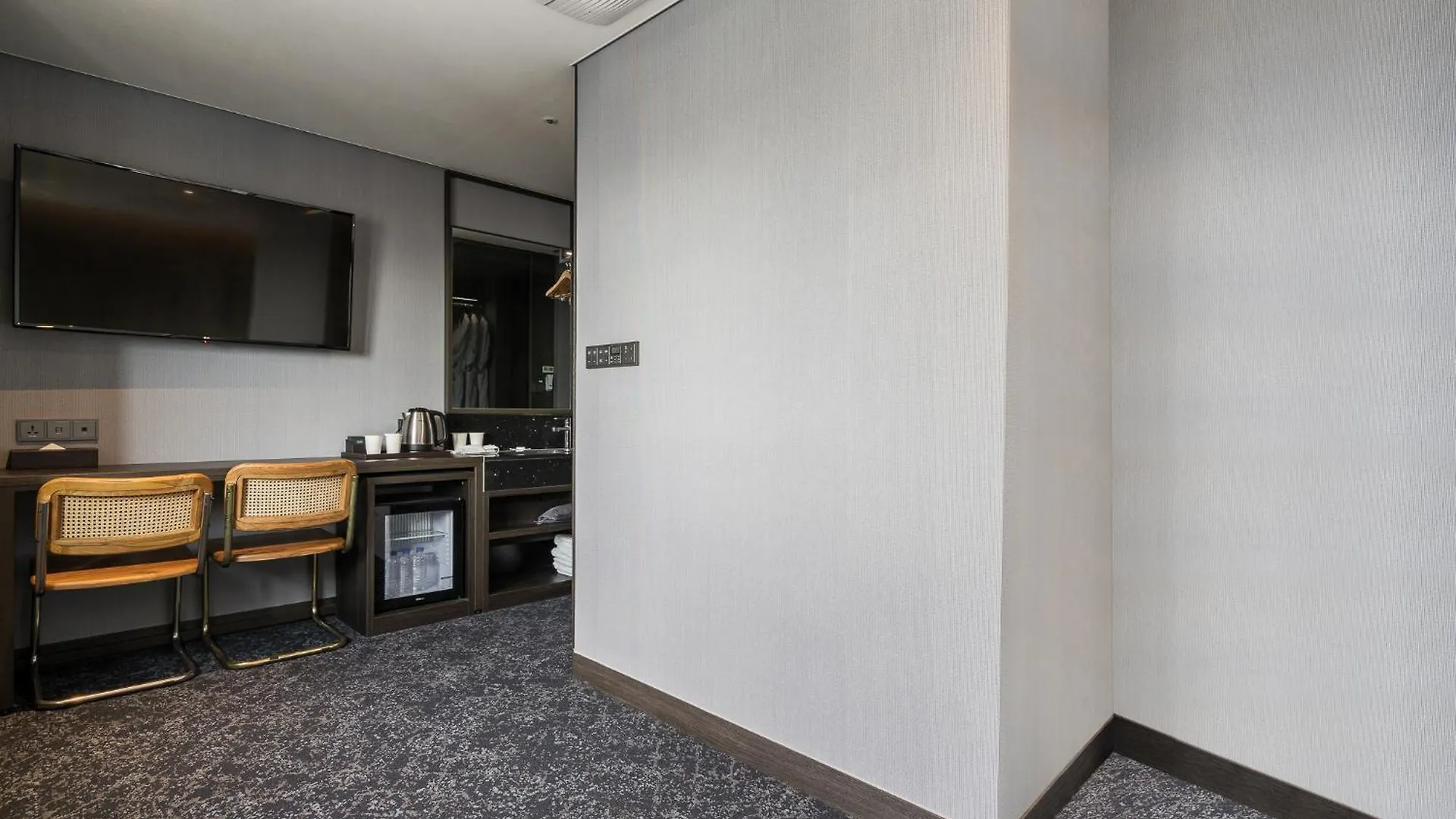 Layers Hotel Busan Hadan 4*,
